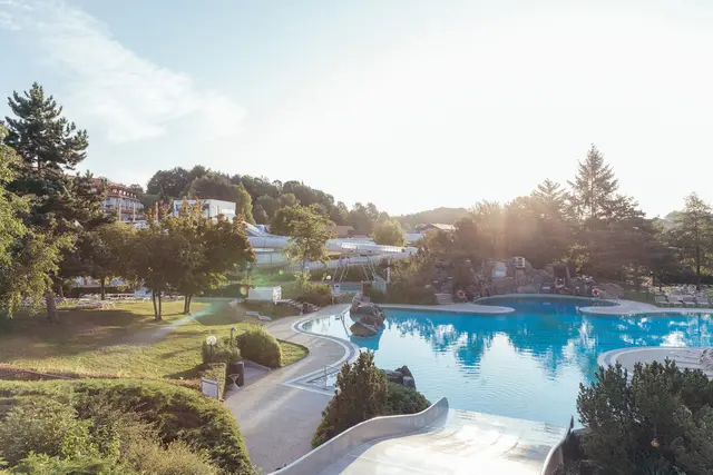 Im 23.000 Quadratmeter großen Freibereich des Thermenresorts stehen auf Grünflächen und 
Außenterrassen insgesamt 1.500 Liegestühle bereit. | Foto: Thermenresort Loipersdorf