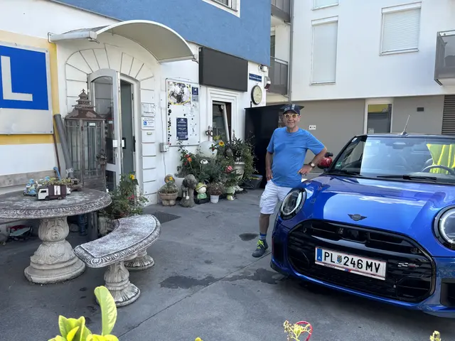 Leo Nemec führt seit 40 Jahren die Fahrschule Purkersdorf. Mit MeinBezirk macht er eine Testfahrt und zeigt die gefährlichsten Straßen. | Foto: Lauren Fahrenberger / MeinBezirk