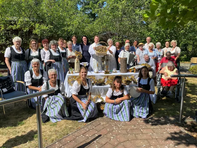 Festgemeinschaft beim Kräuterfest im Garten des Pflege- und Betreuungszentrums Raabs | Foto: PBZ Raabs