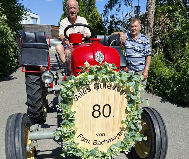 Julius Bachmayer (stehend) und Franz Kostolich (sitzend am Traktor) hier beim letzten Schliff am Oldtimer-Traktor, bevor er zum Jubilar gebracht wurde | Foto: Josef Wally, Andau