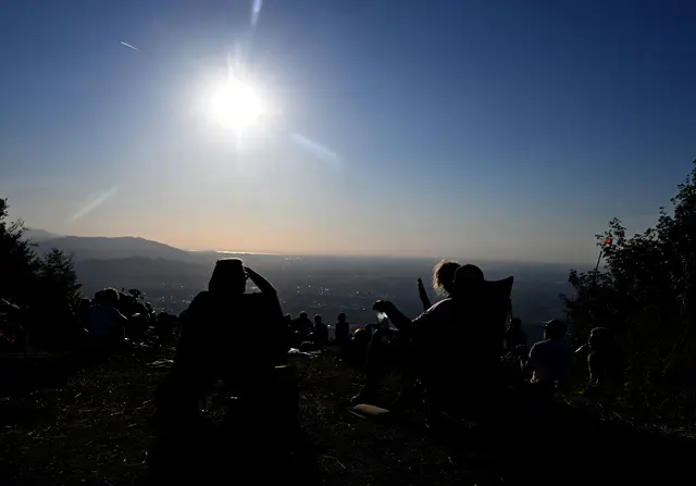 Personen warten auf dem Gaisberg auf den Beginn der partiellen Sonnenfinsternis über Österreich. | Foto: APA-Images / APA / BARBARA GINDL