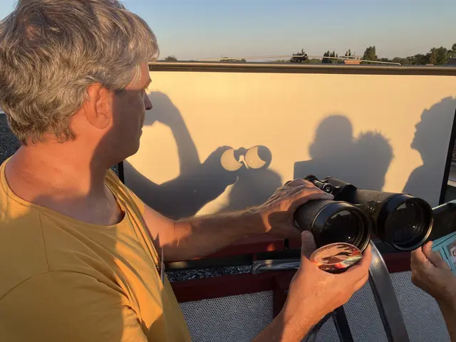 Fritz Amtmann zeigt, wie man mit Fernglas und Projektionswand auf der Leinwand die Sonnenfinsternis ganz ohne Brille verfolgen kann. | Foto: Stockmann