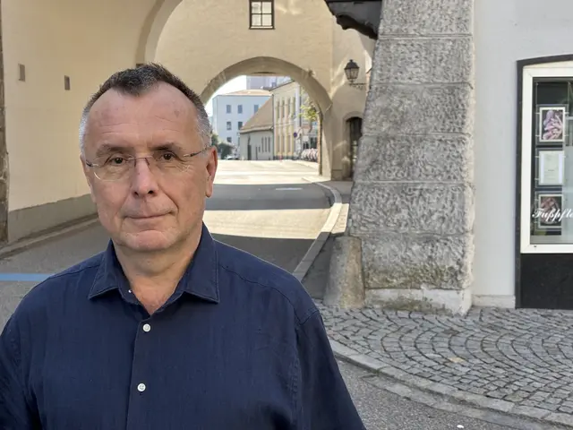Johannes Dandler wohnt beim Linzertor in der Stadt Schärding. Er fühlt sich durch auffrisierte, laute Autos und Motorräder sowie nächtliche Wettrennen in seiner Wohnruhe gestört.  | Foto: Franz Gruber