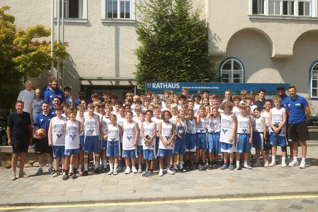 Bürgermeister Werner Krammer (li., vorne) und Stadtrat Peter  Engelbrechtsmüller (li., hinten) freuten sich über den Besuch der jungen  Basketballerinnen und Basketballer in Waidhofen | Foto: Stadt Waidhofen/Ybbs