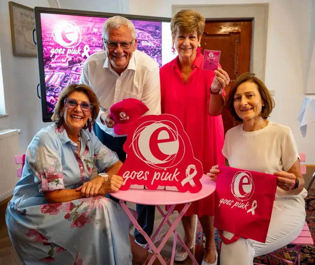 Bürgermeister Thomas Steiner mit Pink Ribbon Burgenland Botschafterin Ágnes Ottrubay (l.), Stadtbezirksvorsteherin Waltraud Bachmaier und Andrea Konrath, Geschäftsführerin der Krebshilfe Burgenland (r.). | Foto: Freistadt Eisenstadt