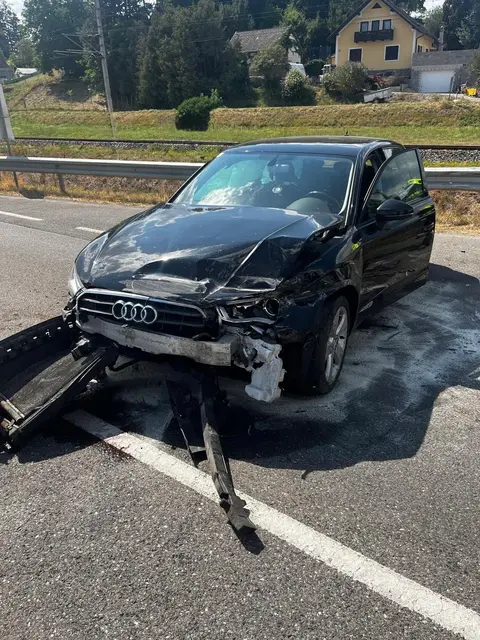 Der Audi wurde durch den Aufprall gegen die Leitschiene geschleudert. | Foto: Hollaus/Dirnberger