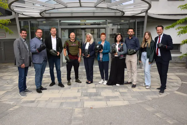 Stadtrat Stefan Jandl, Bürgermeister Christian Haberhauer, Sicherheitsstadtrat LAbg. Alexander Schnabel, Trainer Wilhelm Haager, Stadtamtsdirektorin-Stvin. Kerstin Kronsteiner, Gemeinderätin Birgit Kern, Gemeinderätin Birgit Hornes, Gemeinderat Yusuf Eroglu, Valentina Jandl (VHS) und Vizebürgermeister Gerhard Riegler | Foto: Stadt Amstetten