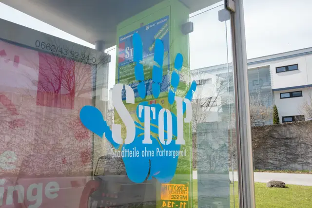 Das Gewaltpräventionsprojekt "StoP - Stattteile ohne Partnergewalt" wächst: hier ein Foto aus Aigen &amp; Parsch von einer auffällig gestalteten Telefonzelle. | Foto: Stadt Salzburg/Rocio Escabosa
