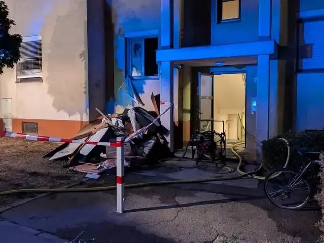 Das Brandgut wurde nach Abschluss der Löscharbeiten ins Freie gebracht und dort vollständig abgelöscht. | Foto: FF Ebelsberg
