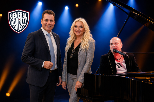 Hilfreiches Trio: Bundespolizeidirektor Takács überreicht den Erlös, Holzer-Konstacky organisiert und Künstler Pecoraro singt.  | Foto: Mut General Charity Trust