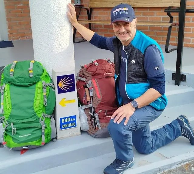 Erwin Riffel mit den beiden Rucksäcken