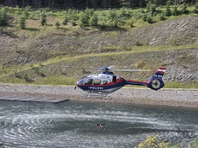 Zwei Polizeihubschrauber unterstützten bei der Bekämpfung des Waldbrandes. | Foto: FF/Wundersamer
