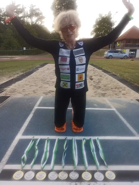 Christa Triebl jubelt über vier Goldene und fünf Silberne bei den Masters-Leichtathletikmeisterschaften in Leibnitz.