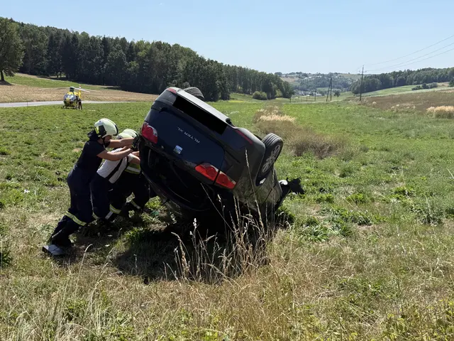 Das Unfallfahrzeug landete neben der Landesstraße auf dem Dach und musste von den Feuerwehrkräften gedreht werden.  | Foto: Bezirksfeuerwehrkommando Güssing