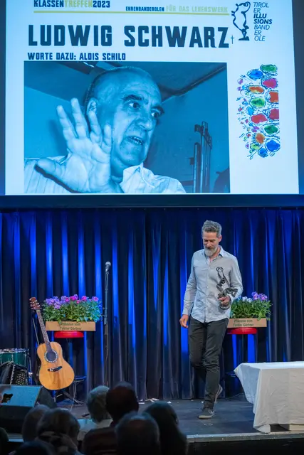 Übergabe der posthumen Illusionsbanderole für Ludwig Schwarz † an Ludwig Schwarz jun.

Klassentreffen 2023, TREiBHAUS | Foto: Tiroler Illusionsbanderolen, Martin Vandory
