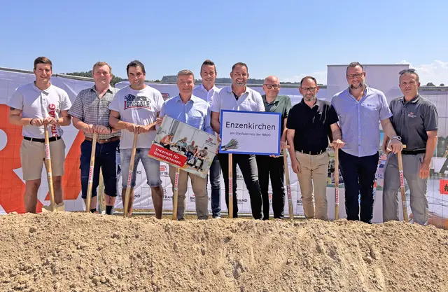 V. l.: Tobias Lebinger (Strabag), Herbert Hamedinger (Gemeinderat SPÖ), Alois Zachbauer (Gemeinderat ÖVP), Thomas Matthey (GF BBOÖ), Michael Kovacs (BBOÖ), Ortschef Christian Gmundner, Martin Wachutka (GF BBOÖ), Harald Grüneis (Amtsleiter), Franz Auzinger (Gemeinderat FPÖ) und Vollker Dobringer (BBOÖ). | Foto: BBOÖ