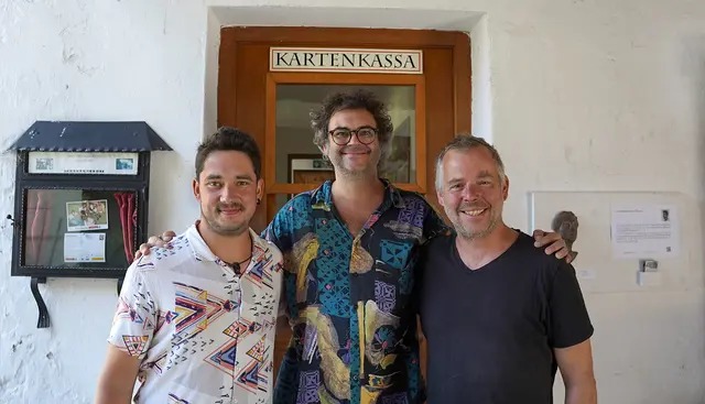 Bildhauermeister Sebastian Süß, Pürbach-Theaterchef Moritz Hierländer und der „Spurenfinder“ Benedikt Vyplel. | Foto: Laura Boob
