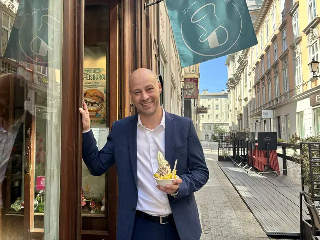 Vizebürgermeister Martin Hajart (ÖVP) mag´s exotisch: Zu seinem gefrorenen Joghurt von "Dods" wählte er frische Ananas mit Kokos-Topping und Schokostreusel. | Foto: MeinBezirk