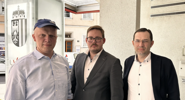 Landwirt Roland Scheinecker zieht mit Rechtsanwalt Benjamin Biberhofer und seinem Tierarzt Raphael Höllerer in Linz gegen die BH Wels-Land vor Gericht. | Foto: MeinBezirk