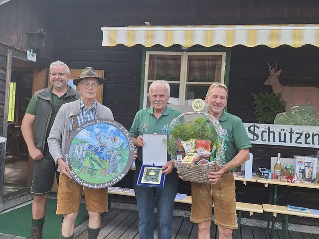 Die Ehrenscheibe war heuer Richard Faulstroh gewidmet, der seinen 90. Geburtstag feierte.  | Foto: Spreitzhofer