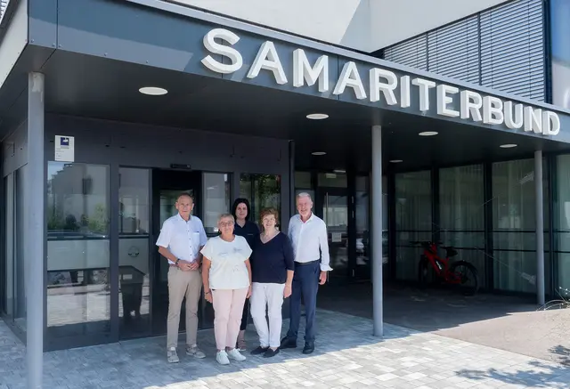 Arbeiter-Samariter-Bund-Geschäftsführer Reinhard Hundsmüller, Pflegedienstleiterin Elke Schürer, Heimleiterin Andrea Ecker, Operative Leiterin Pflege Christine Ecker und ÖVP-Bürgermeister Klaus Schneeberger. | Foto: Stadt Wiener Neustadt/Maurer