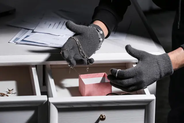 Anstatt sich um sie zu kümmern, klaute der Slowake den Schmuck seiner pflegebedürftigen Schützlinge. | Foto: smarterpix/serezniy