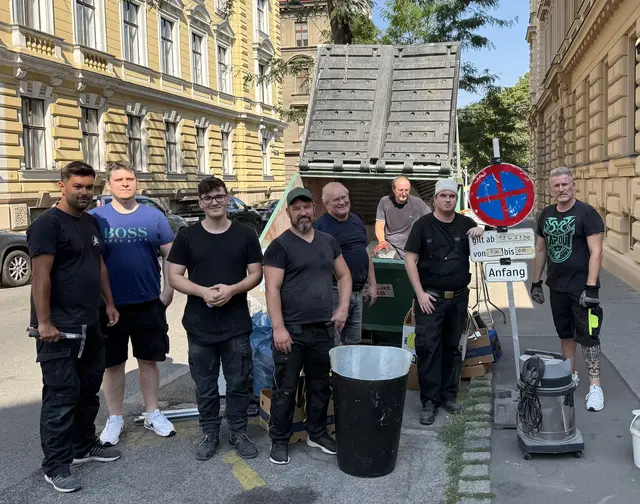 Sommerpause ohne Ruhe: Mehrere fleißige Personen halfen dem Team des Rauchfangkehrermuseums dabei, den Dachboden auszuräumen. | Foto: Rauchfangkehrermuseum