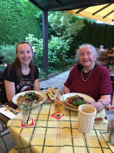 Gemeinsamer Tagesabschluss mit meiner Tochter in einem Restaurant am See