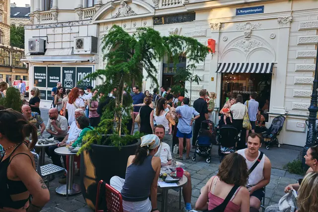 Aus Café Romeo wird Bitterbar. Die Bitterbar war bei ihrem Soft Opening gut besucht. | Foto: Martin Schwanda
