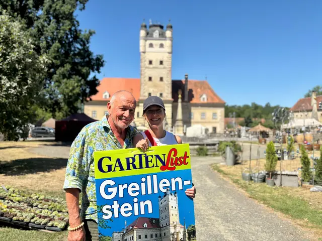Organisator Kurt Ostermeier mit Sarah Todd vor dem Schloss in Greilenstein. | Foto: Markus Kahrer