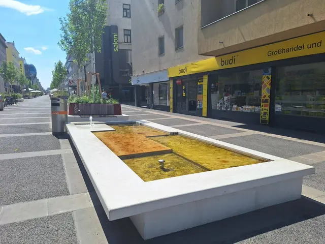 Weißer Brunnen, schmutziges Inneres: Nicht allzu appetitlich ist derzeit ein "Wassertisch" auf der Favoritenstraße. | Foto: Antonio Šećerović/MeinBezirk