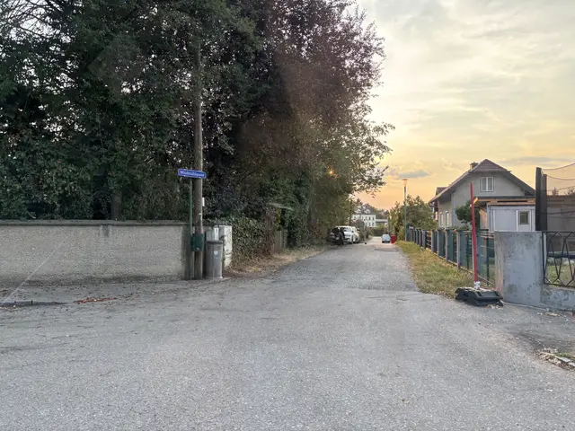 Die Windmühlgasse ist nur schwer einsehbar, wenn davor die Autos parken. | Foto: Lauren Fahrenberger / MeinBezirk