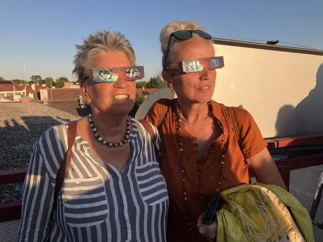 Sabine und Jelsie auf dem Dach der Franz Kroller-Sternwarte. 12. August 2026, 19.30 Uhr. Zu sehen ist eine partielle Sonnenfinsternis, ehe die Sonne hinter dem Anninger untergeht. | Foto: Stockmann