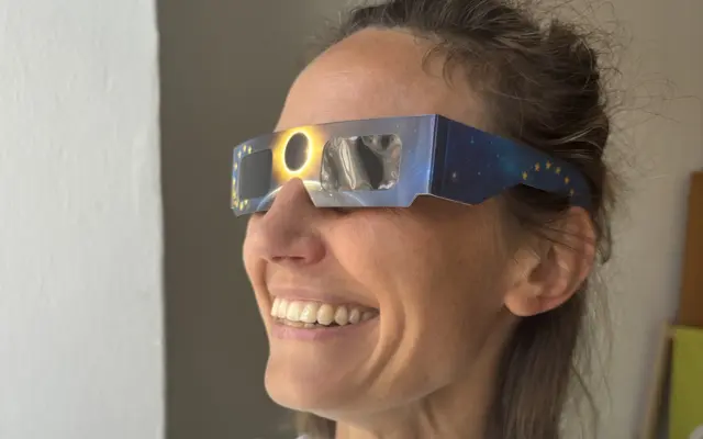 Die Sonnenfinsternis sicher im Blick: Ab etwa 19.20 Uhr wird sich über Österreich der Mond so vor die Sonne schieben, dass die Sonne beim Untergehen als Sichel zu sehen sein wird. | Foto: MeinBezirk