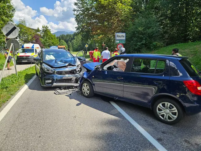 In der Kög sind am Dienstagnachmittag zwei Autos frontal zusammengestoßen. Zwei Erwachsene und ein Kleinkind wurden verletzt. | Foto: FF Reutte