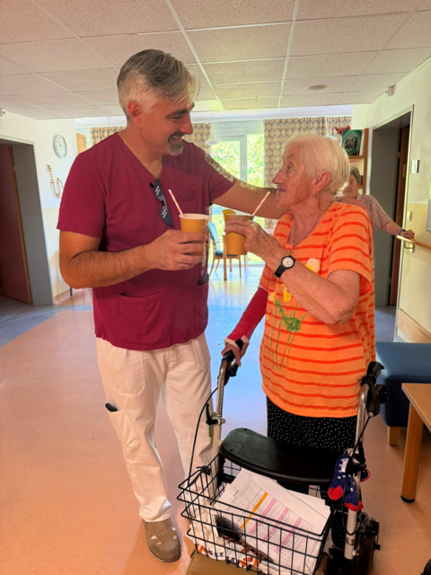 Aleksic Zoran mit Bewohnerin Fr. Pichs | Foto: PBZ Klosterneuburg