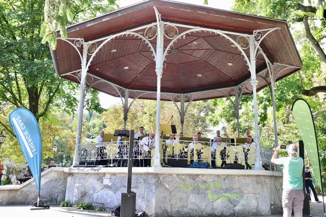Musikpavillon im Stadtpark mit Band
