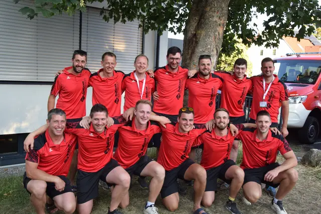 Die Bewerbsgruppe von St. Martin. Die Enttäuschung über den verpassten Titel ist gewichen: Der Stolz auf den Weltrekord im Staffellauf bleibt.  | Foto: FF St. Martin