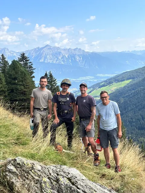 Bgm. Martin Wegscheider (r.) hat gemeinsam mit den Profis der Firma EG Landschaftspflege GmbH über drei Hektar Almfläche gemäht. | Foto: Gemeinde Tulfes