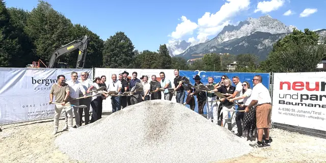 Großer Andrang beim offiziellen Spatenstich für das Haus der Generationen in St. Johann. | Foto: Klaus Kogler