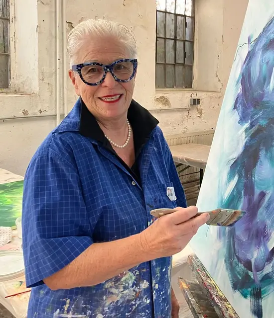 Die Künstlerin Ulrike Jessl beschäftigt sich als zeitgenössische Künstlerin mit gegenstandsloser Malerei. Ihre Kunst wird vorwiegend von Emotionen und Licht getragen. | Foto: z.V.g.
