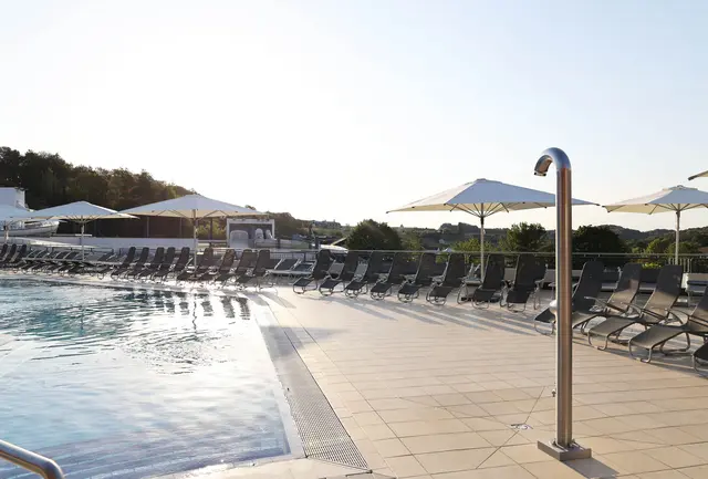 Rechtzeitig vor Beginn der Sommerferien wurde die Terrasse rund um das Thermal-Außenbecken 
erneuert. Auf rund 700 Quadratmetern wurden neue Fliesen verlegt. | Foto: Thermenresort Loipersdorf