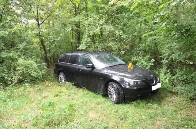 Die Täter stellten das Fahrzeug im Wald bei dem Haus ab. | Foto: LKA NÖ