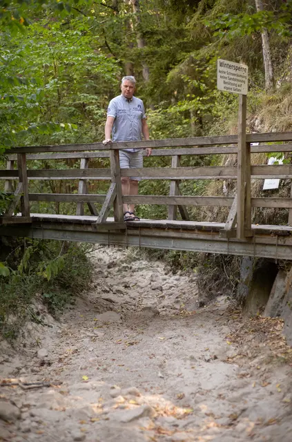 Ziemlich zu Beginn der Johannesbachklamm: Brücke über ein trockenes Bachbett. | Foto: Santrucek