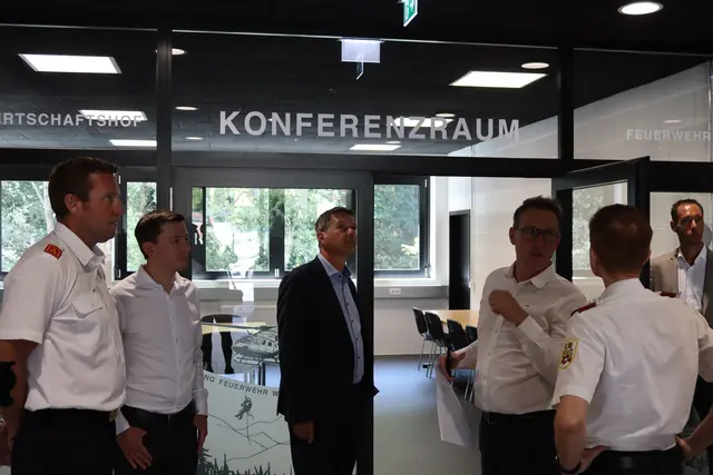 Im Anschluss gab es noch eine Führung durch das Kommunale Einsatzzentrum. | Foto: MeinBezirk/Karlbauer