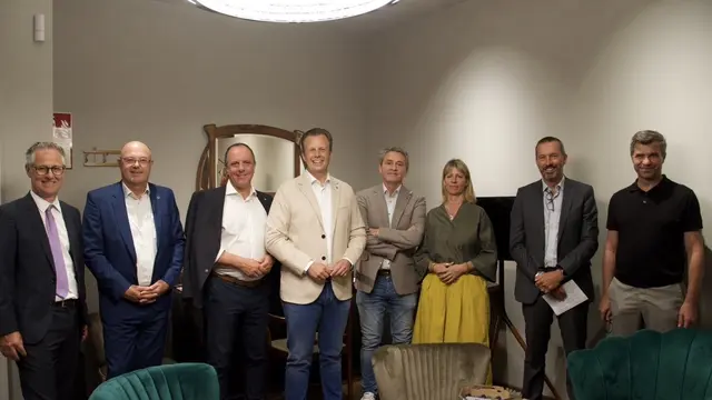 In Anwesenheit von Josef Harb, Christoph Stark, Karlheinz Kornhäusl,  Andreas Kinsky und weiteren Ehrengästen wurde sich über das neue Angebot in Weiz überzeugt. | Foto: MeinBezirk/Leonie Herrmann