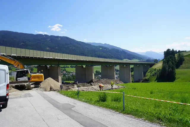 Die Mützner Brücke, auch Mietzenerbrücke, in Matrei wird komplett abgebrochen und mit zwei getrennten Tragwerken über den Waldraster Bach neu errichtet. | Foto: Kainz