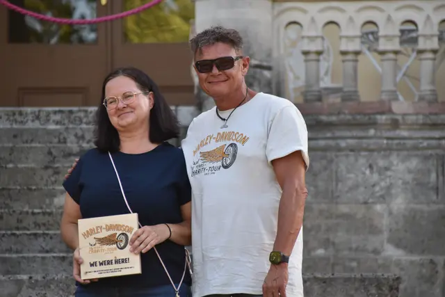 Nina Schaffer (Schloss Rotenturm) und Dieter Baier (Präsident der Charity-Tour) | Foto: MeinBezirk/Michael Strini