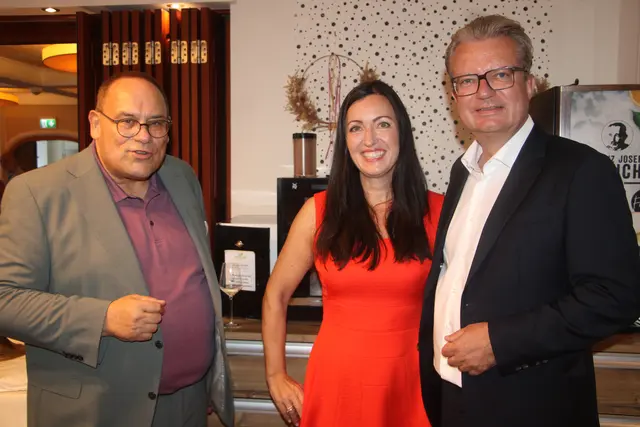 Johannes Hödl (l.) konnte auch Iris und Christopher Drexler in Anger begrüßen. | Foto: Josef Hofmüller