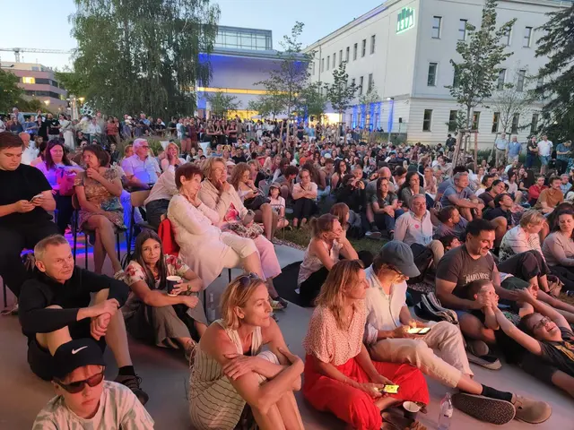 Gespannt verfolgte man die Sonnenfinsternis über Spanien auf der Leinwand. | Foto: Sadiki-Peckary